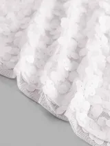 Top blanco con textura, escote halter y espalda descubierta.