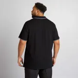 Remera polo negra de algodón con cuello y mangas con ribete blanco.