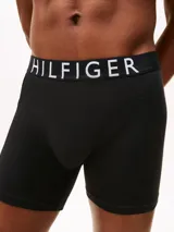 Pack de tres bóxer briefs Tommy Hilfiger en color negro, confeccionados en tejido suave y elástico. Presentan una cintura elástica distintiva con el logo de la marca estampado en contraste.