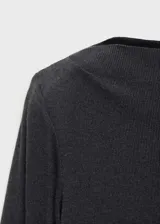 Remera de manga larga y diseño entallado, confeccionada en mezcla de poliéster, viscosa y elastano, con elegante cuello barco.