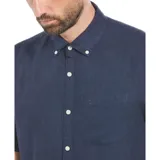 Camisa de manga corta azul marino confeccionada en lino, con cuello abotonado, cierre frontal con botones blancos, bolsillo en el pecho y corte clásico.
