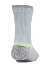 Pack de tres pares de medias deportivas Under Armour de caña media, confeccionadas con tejido de secado rápido, amortiguación en la planta y soporte de arco integrado. Incluye un par verde lima, un par blanco y un par gris claro.