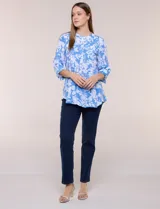 Blusa liviana de cuello mao con estampado floral en tonos azul y blanco, manga tres cuartos con presilla para arremangar, bolsillos frontales con solapa y cierre de botones nacarados.