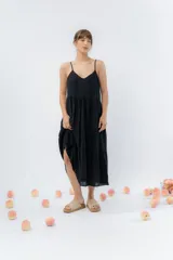 Vestido midi de corte amplio con breteles finos y escote en V. Confeccionado en gasa de algodón con textura, presenta un diseño escalonado con vuelo en el ruedo.
