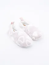 Pantuflas cerradas de tela suave color lila con estampado de corazones blancos y tirador rosa en el talón.