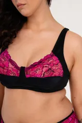 Soutien reductor sin aro, confeccionado en lycra y puntilla bicolor fucsia y negro. Breteles anchos regulables y broche en la espalda.