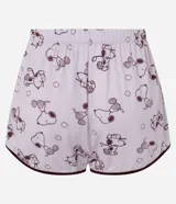 Short de pijama para mujer confeccionado en viscolycra, de color rosado claro con estampado de Snoopy jugando al golf. Cuenta con cintura elastizada, cordón de ajuste en contraste y bordes redondeados con ribete oscuro.