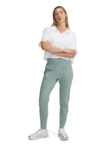 Pantalón tipo jogger de entrenamiento Under Armour, color verde menta, con cintura alta y ancha, bolsillos laterales abiertos y puños elásticos en los tobillos.