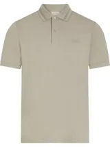 Chomba color beige de corte slim, confeccionada en algodón orgánico. Presenta cuello tipo polo con dos botones, detalle texturizado en el cuello y logo tonal de Calvin Klein en el pecho.