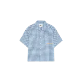 Camisa de manga corta a cuadros en tonos celeste, blanco y azul, de corte holgado. Presenta cuello camisero, cierre frontal con botones, dos bolsillos en el pecho con solapa y detalle de bordado de la marca.