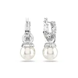 Aros colgantes plateados con cristales blancos y perlas redondas.