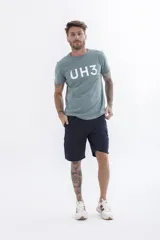 Remera de manga corta color verde azulado con cuello redondo y estampado frontal con el texto "UH3" en blanco.