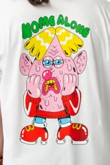 Remera blanca de algodón con estampa en la espalda de un personaje de la película "Home Alone" con el texto "Home Alone".