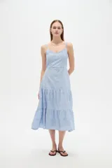 Vestido midi celeste de algodón con diseño de broderie, escote en V y tirantes finos.