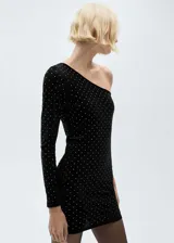 Vestido corto de terciopelo negro con diseño entallado, escote asimétrico de un solo hombro y manga larga. Presenta un estampado de strass brillante en toda la superficie.