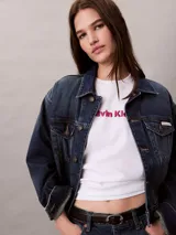 Remera blanca de manga corta Calvin Klein, con cuello redondo, corte regular y logo de la marca bordado en 3D en color fucsia en el pecho.