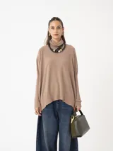 Sweater azul con cuello alto y puños de piel sintética color rosa.