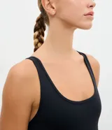 Mono deportivo largo de microfibra color negro, con diseño sin mangas, corte recto y espalda descubierta con escote pronunciado.