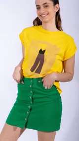 Remera amarilla de algodón con estampado de silueta de persona.