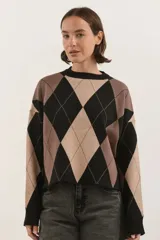 Sweater de tejido bremer con diseño de rombos en tonos negro, beige y marrón. Presenta cuello redondo, mangas largas y un corte holgado.
