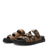 Sandalias de plataforma baja Miss Carol modelo Valencia, color marrón claro, con tres tiras anchas en el empeine decoradas con hebillas metálicas plateadas de estilo western.