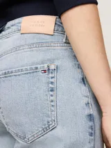 Jean de denim celeste con efecto desteñido, corte pitillo, talle alto y cinco bolsillos.