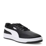 Championes Puma modelo Court Classic Clean, de diseño urbano inspirado en el baloncesto retro. Presentan un exterior de material sintético en color negro con la icónica franja lateral de la marca en blanco y suela de goma blanca. Incluyen plantilla SoftFoam+ para mayor amortiguación y cierre con cordones.
