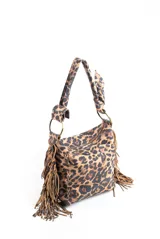 Bolso hobo con estampado de leopardo, detalles de flecos de cuero y herrajes dorados.