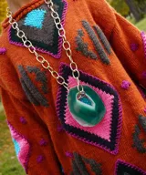 Collar de cadena con dije de piedra de ágata natural verde en formato geoda.