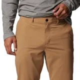 Pantalón tipo chino de corte recto, confeccionado en tejido técnico con tecnología Omni-Shield que repele líquidos y manchas. Cuenta con bolsillos laterales, bolsillos traseros y presillas para cinturón.