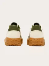 Zapatillas Sorel modelo Ona Ave T Toe, color blanco con detalles en verde militar y suela plataforma de goma color tostado. Presentan diseño de inspiración retro con superposiciones de gamuza, cordones grises y la marca estampada en el lateral.