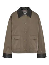 Campera de estilo worker color marrón topo, con cuello camisero y puños en contraste de color negro. Presenta cierre frontal con botones a presión metálicos, dos bolsillos frontales con solapa y diseño de corte holgado.