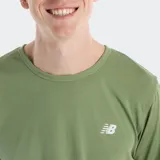 Remera deportiva New Balance de cuello redondo y manga corta, confeccionada en tejido técnico con tecnología NB DRY de secado rápido. Presenta un diseño liso en color verde oliva con el logo de la marca estampado en blanco en el pecho.