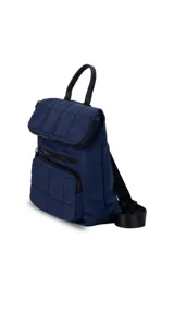 Mochila de nylon capitoneada color celeste, con diseño acolchado en cuadrícula. Posee un compartimento principal con cierre y solapa, además de dos bolsillos frontales con cierres negros a la vista.