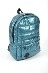 Mochila azul acolchada con cierre superior y bolsillo frontal con cierre.