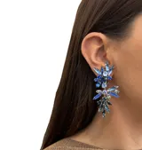 Aros colgantes hechos a mano con cristales Swarovski verdes y celestes, engarzados en bronce con baño de plata. Se ajustan con clip.