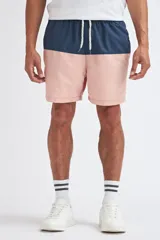 Short de baño con diseño de bloques de color, presentando una franja superior en azul marino y el resto de la prenda en color rosa. Cuenta con cintura elástica con cordón ajustable.