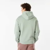 Buzo de felpa con capucha de color verde menta, corte holgado, bolsillo tipo canguro delantero con etiqueta pequeña cosida y cordones ajustables en la capucha.