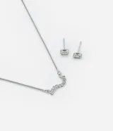 Conjunto de collar y aros plateados con circonitas. El collar es corto con colgantes de diamantes de imitación y los aros son de forma ovalada con circonitas.