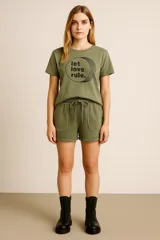 Remera verde militar de algodón con diseño gráfico en el frente que dice 'let love rule' dentro de un círculo con líneas concéntricas.
