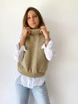 Chaleco tejido a mano color verde oliva, con cuello alto y diseño sin mangas.