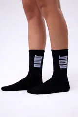 Medias negras con logo blanco en el tobillo.