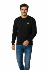 Buzo de cuello redondo en color negro, con diseño de calce clásico y puños acanalados. Presenta un pequeño parche decorativo en el pecho.