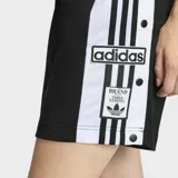 Short Adidas Adibreak de color negro, con las icónicas tres bandas blancas en los laterales y el logo de la marca bordado. Presenta un corte holgado y cintura elástica.