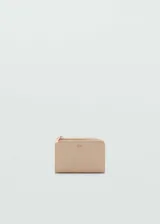 Billetera pequeña de efecto safiano con cierre de botón a presión y bolsillo exterior con cremallera. Incluye múltiples ranuras para tarjetas y logo de la marca en relieve.