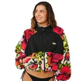 Campera de polar con cierre frontal, cuello alto y diseño corto. Presenta un panel frontal liso en color negro y mangas con estampado floral multicolor en tonos rojos, verdes y rosados.
