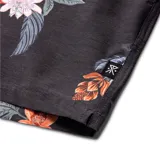 Short de baño negro con estampado floral en tonos rosados y hojas verdes, con cintura elástica ajustable mediante cordón y bolsillos laterales.