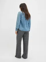 Pantalón sastrero de tiro alto y corte wide leg, con diseño de cuadros en tonos gris oscuro. Presenta cierre frontal con cremallera y bolsillos laterales.