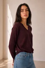 Sweater tejido de punto color bordó, con escote en V y mangas largas de corte clásico.