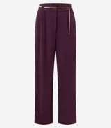 Pantalón wide leg de crepé color bordó, con caída recta, cintura con pasadores y bolsillos discretos.
